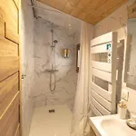 De Montagne Style Sur Le Quai Saint Laurent Et Bastille Appartement